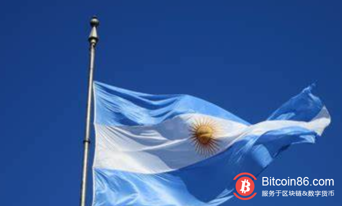 本周阿根廷总统大选初选结果公布，引发该国金融市场发生强烈震动。虽然当地加密交易所中比特币价格出现溢价，但当地交易者认为这是由于流动性不足引起的。  据路透社报道，在当地时间8月11日进行的阿根廷总统大选初选中，由前总统克里斯蒂娜推举的费尔南德斯的得票率超过47%，比现任总统马克里领先近15%。这一差距可能意味着前者可能会直接在10月27日的第一轮投票中胜出，不需要再在11月进行第二轮投票。  因为根据规定，总统候选人只要得票超过45%或超过40%并领先第二名10个百分点就可以直接赢得总统选举。业内认为，如果费尔南德斯当选，阿根廷政府的预算可能会再度膨胀，从而危及IMF对于阿根廷的经济援助。  在过去24小时中，阿根廷金融市场全线大幅崩盘。股债汇三线全军覆没，主要股指Merval指数盘中一度下跌超过38%；阿根廷比索对美元汇率一度贬值37%，突破61比索的历史低点；3年期和9年期国债收益率各上扬0.082%和0.019%。阿根廷央行随后动用5000万美元的外汇储备干预市场，路透社指出，这是阿根廷央行自去年9月来首次采取干预市场措施。同时，阿根廷央行还上调利率，力图稳定比索汇率。  阿根廷本国法定货币的大跌导致了比特币在当地交易所中的溢价，周一阿根廷加密交易所Buenbit中比特币的价格一度达到12300美元，相比全球主要加密货币交易所溢价超过900美元。  不过就在外界继续热议市值最高的加密货币比特币再次成为经济不稳定的国家的避险资产和储值工具的同时，阿根廷当地的加密交易者Alex Kruger否认了这一说法并给出了解释。  Kruger在推特上称，当地人事实上正在买入美元而非比特币作为避险资产，过去24小时在阿根廷交易的比特币数量很少。他称，“在比特币开始利用阿根廷鼓动大家买入并制造新闻点击率的同时，阿根廷本地人正在为避免自己遭受损失而买入美元。”  他继续解释称，“与外界的看法相反，比特币在阿根廷鲜有人知，阿根廷的比特币市场相对较小。”对于出现在Buenbit交易所中的比特币溢价，Kruger表示，这是由于比特币流动性不足导致的，昨天在Buenbit的比特币交易量只有19个比特币，只进行了不到50此交易。在如此小的市场上很少的交易就会使价格发生波动。  虽然如此，但Kruger作为加密货币的支持者表示仍然看涨比特币。  “我坚信每个人都应该持有比特币。特别是阿根廷人。由于很多原因，我公开支持比特币。但我不希望媒体利用这个国家的悲剧编造出一些无知的叙事。”